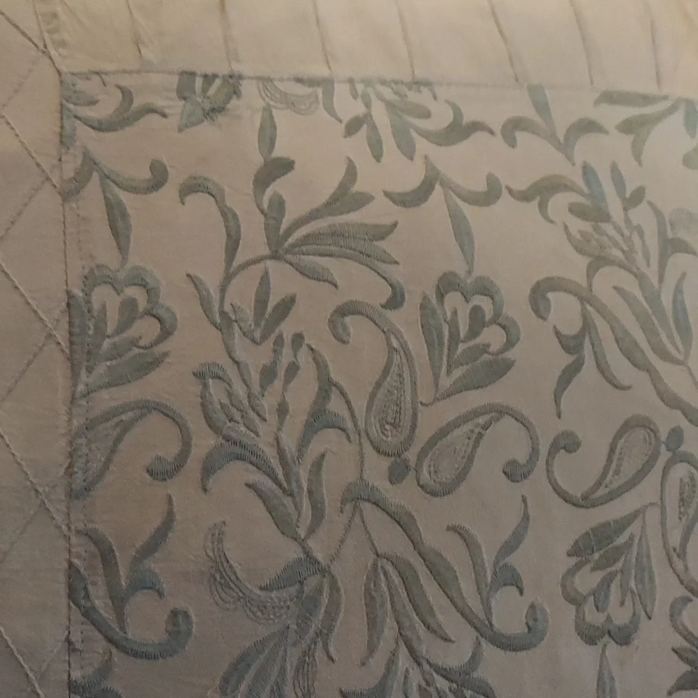 Y2K PALE CELERY GREEN EMBROIDERED SATIN THROW PILLOWS SET OF 2! 18 x 18 GUC